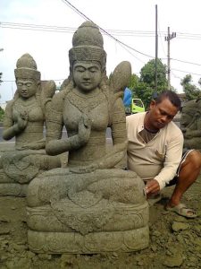 seniman patung batu Mojokerto