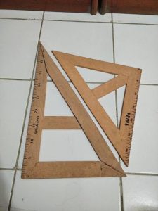 fungsi penggaris segitiga